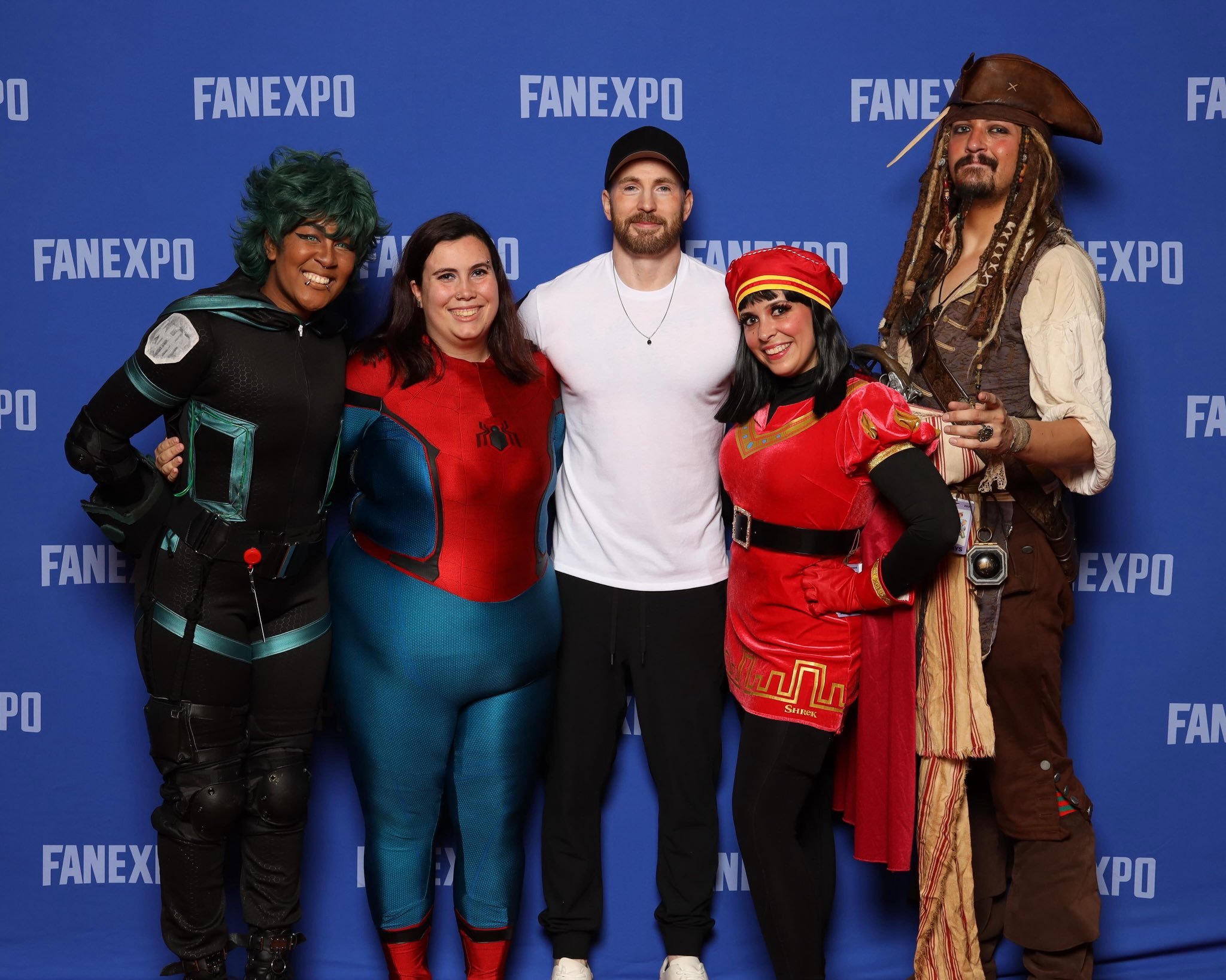 新鲜滴桃总！Chris Evans亮相波士顿FanExpo与粉丝合影 