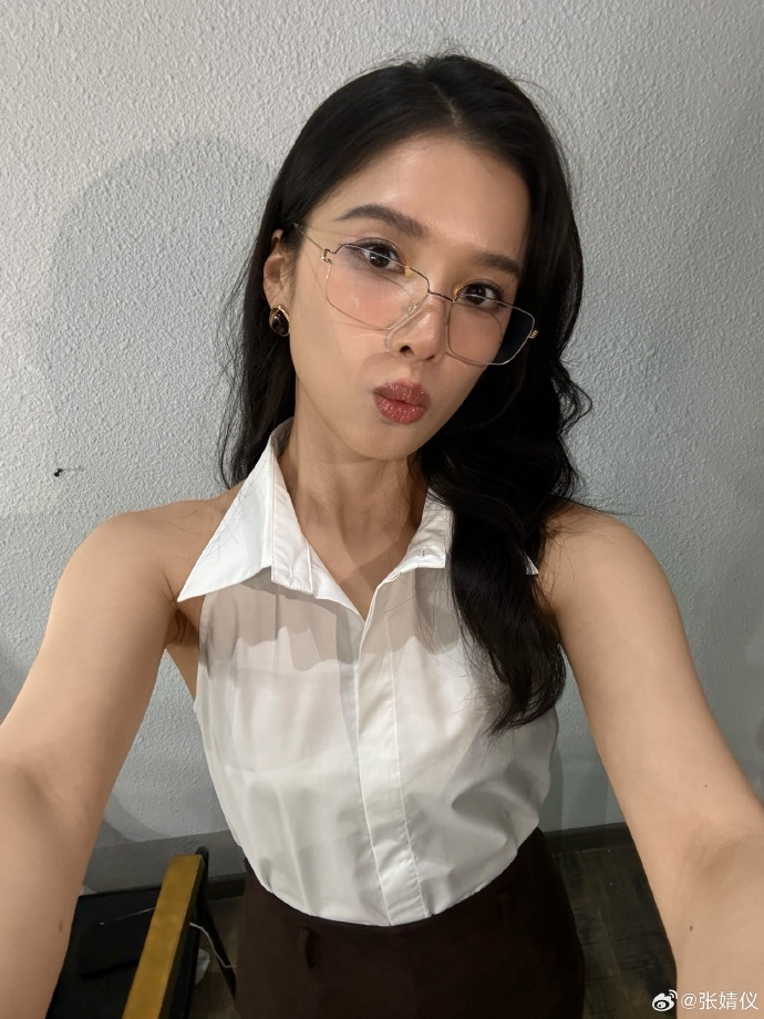白衬衫+金属框眼镜+卷发，张婧仪这不就是我那幻想中的高智感学姐吗！姐姐姐姐~ ​