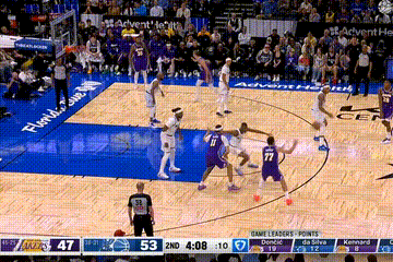 东契奇目前21分5助，维持着进攻产出湖人vs魔术