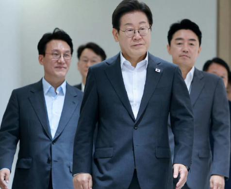 李在明称，韩国“沉迷监管”，使游戏业优势被中国反超。他指出，游戏不是成瘾物质，而