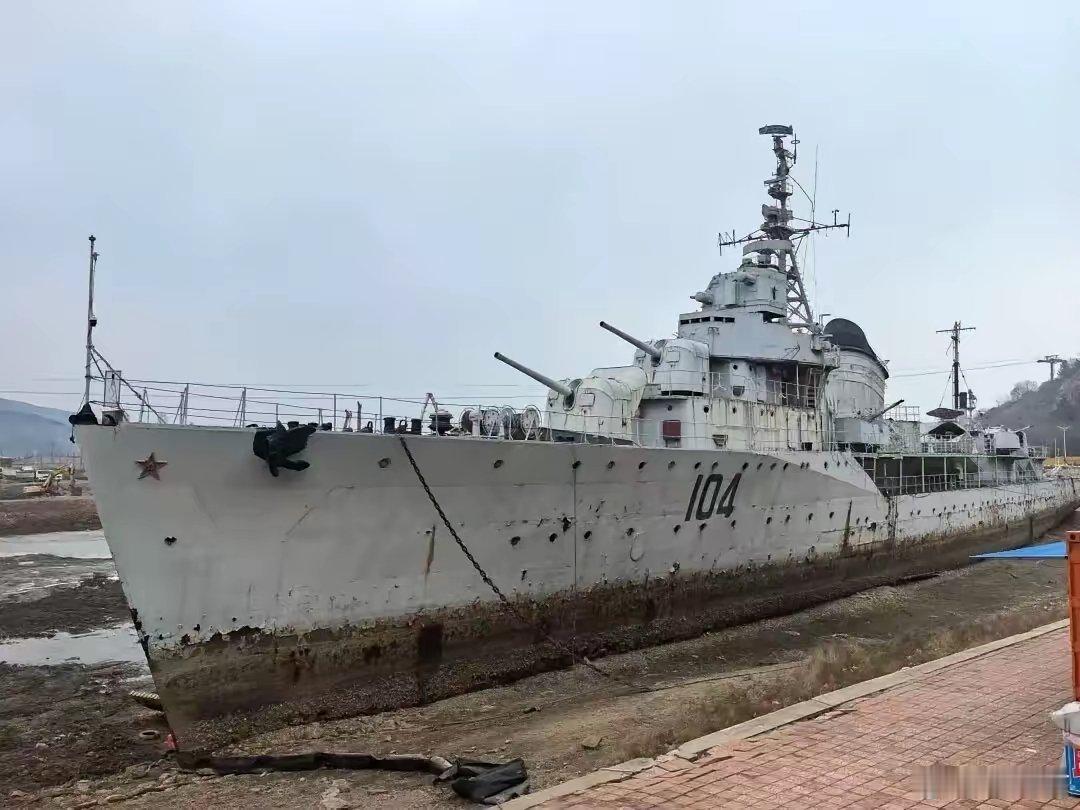大连老虎滩104舰启动拆解大连老虎滩104舰启动拆解，既是无奈也是必然。作为海军