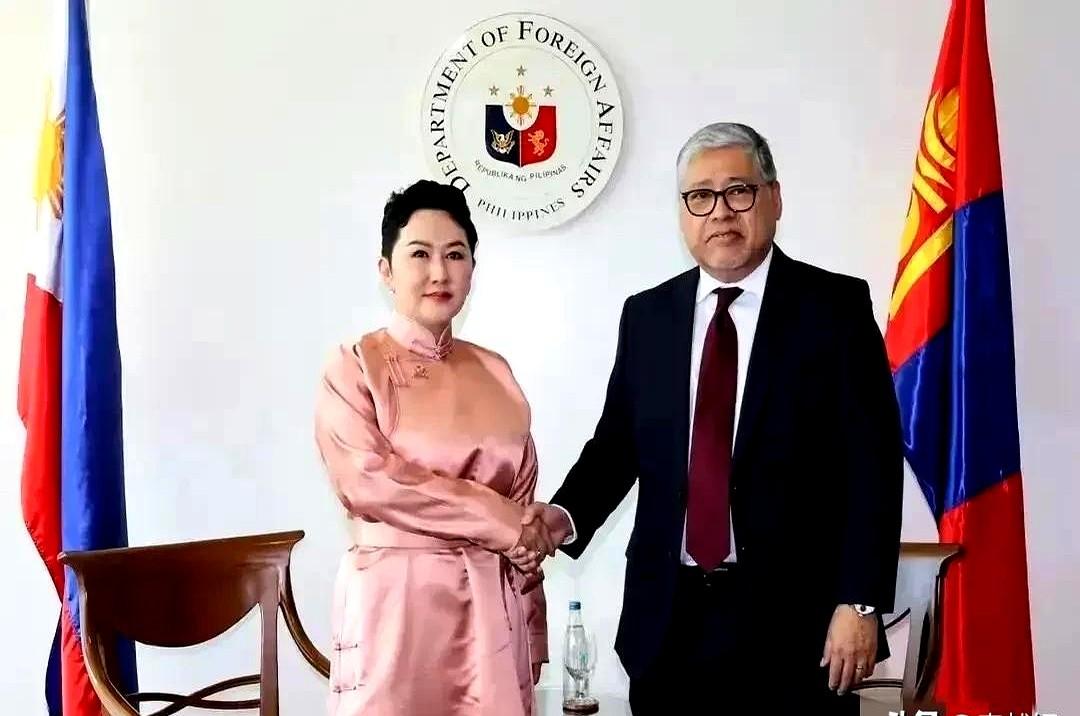 蒙古这样的小国，夹在中俄两个大国中间，最好的活法就是跟两个大哥搞好关系，谁都不得