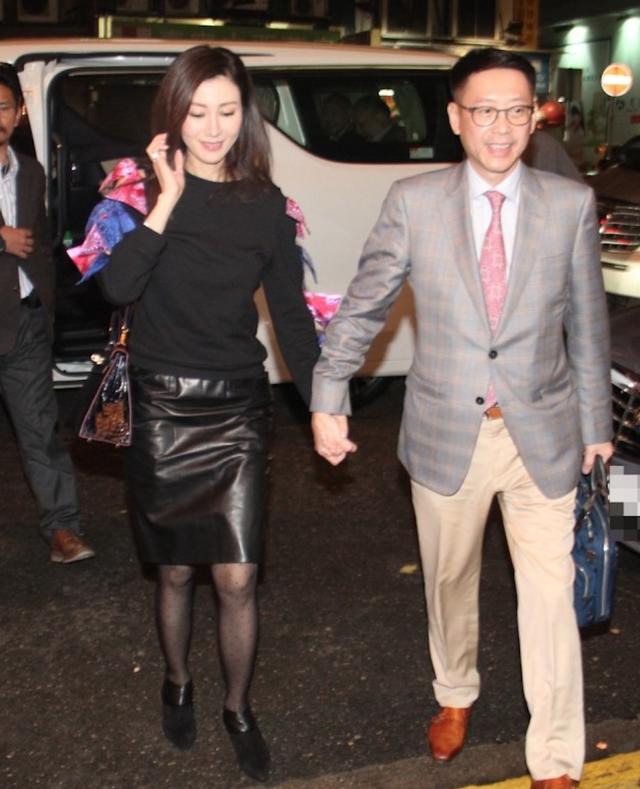 1995年，38岁的李嘉欣把赌王千金何超琼挤掉，嫁给400亿身家的许晋亨，38岁