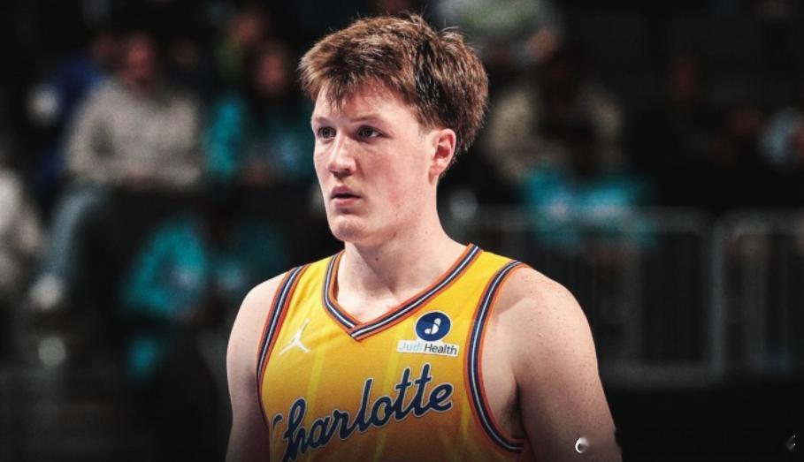 NBA常规赛，黄蜂125-132不敌勇士。克尼佩尔创下了NBA历史新秀纪录，他在