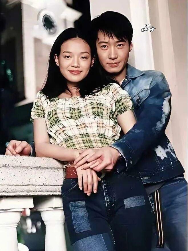 上世纪九十年代末，黎明与女友舒淇深情相拥

九十年代末的港圈，真的是星光熠熠，男
