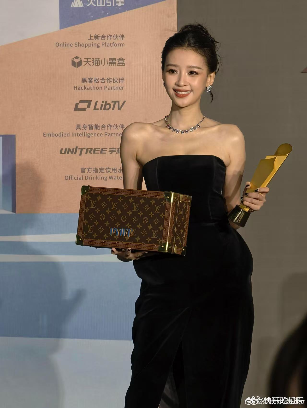 孙怡获平遥费穆荣誉最佳女演员 从争议到被专业肯定，中间隔着无数个死磕角色的夜。奖