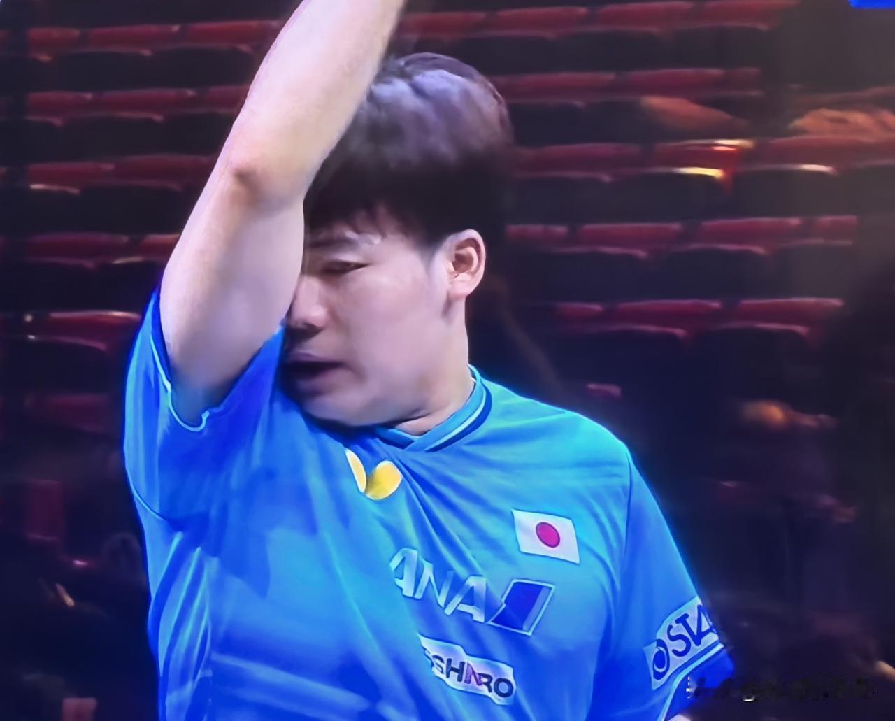 扳成 2:2 平。周启豪连拿两局！
周启豪在第四局开局 3:0 领先！
他通过高