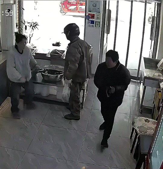 “解释不清了！”辽宁鞍山，一餐馆内，老板娘正在给顾客打包餐食，突然一男子径直走进