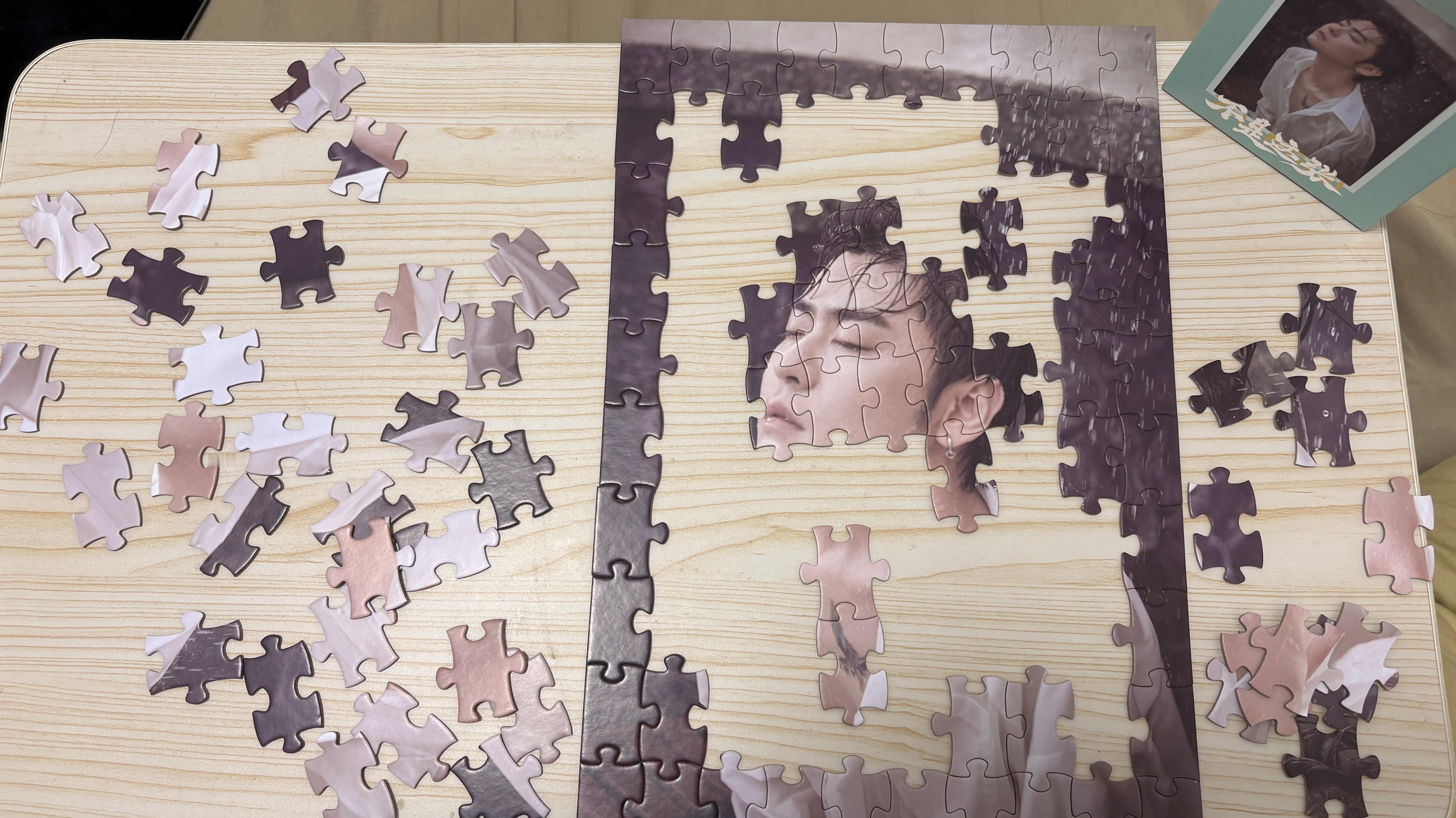 还是挺好拼的我是先把边框选出来拼了然后拼脸 （单片嘴巴和眼睛很性感我一眼看到）接