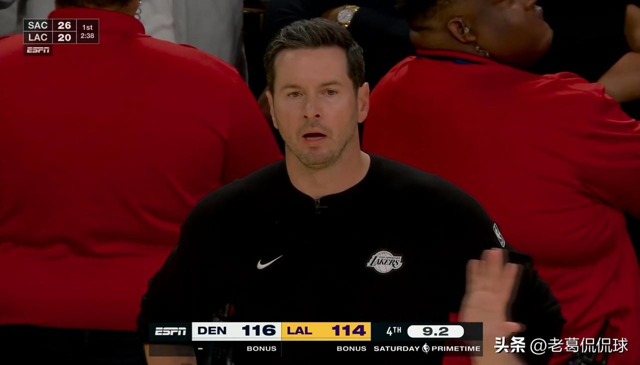 湖人主帅雷迪克盛赞爱将里弗斯！在今天湖人主场以127：125险胜掘金的赛后采访中