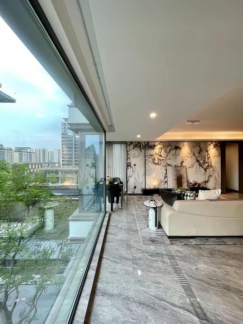 昨晚女儿突然发信息，说打算买豪宅，我还以为她开玩笑，笑着回了句：我闺女这是发财了