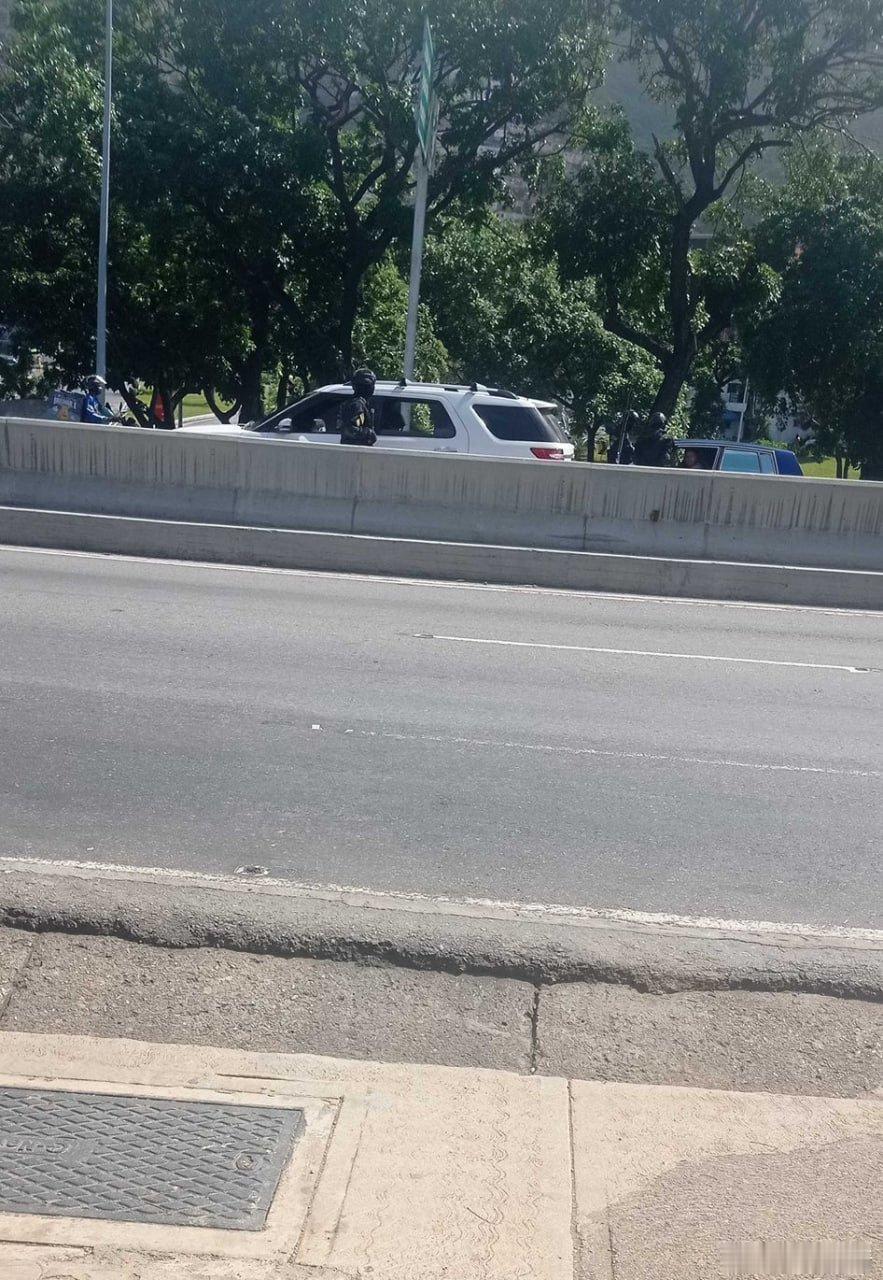 美国 委内瑞拉由于地区局势紧张，委内瑞拉当局在通往加拉加斯机场的重要通道——埃尔