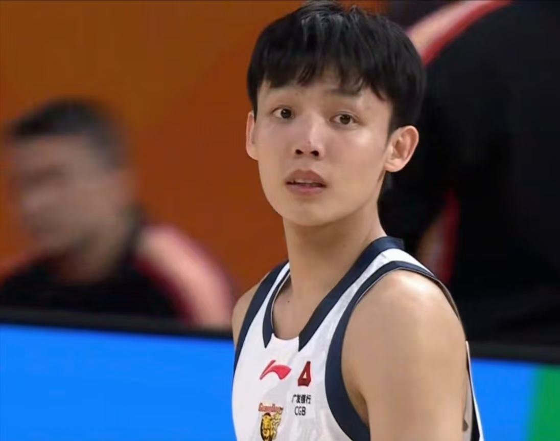 1，为什么徐杰打球拼尽全力？因为他是农村出来的孩子，虽然身高不占优势，但仍能稳坐