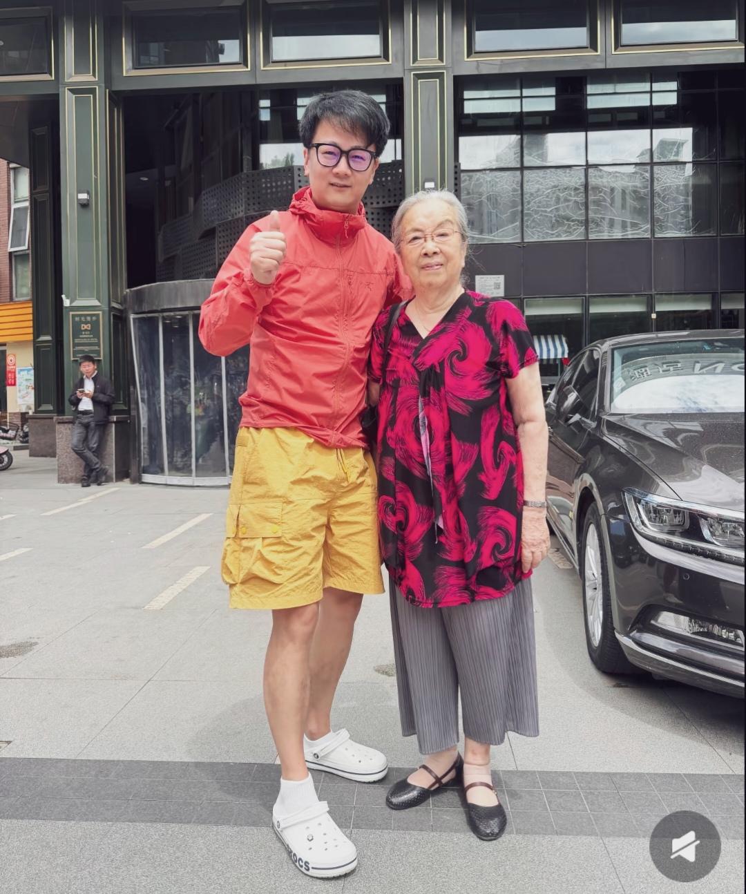 90岁李明启老师身穿奶奶装，气色红润。状态不错，跟我姥姥特别像！祝她们长寿，身体
