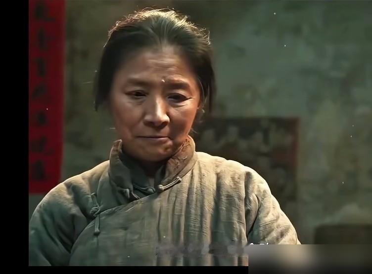 66岁的迟蓬，刚拿了白玉兰最佳女配。

她在《生万物》里演大脚娘，土里土气。
