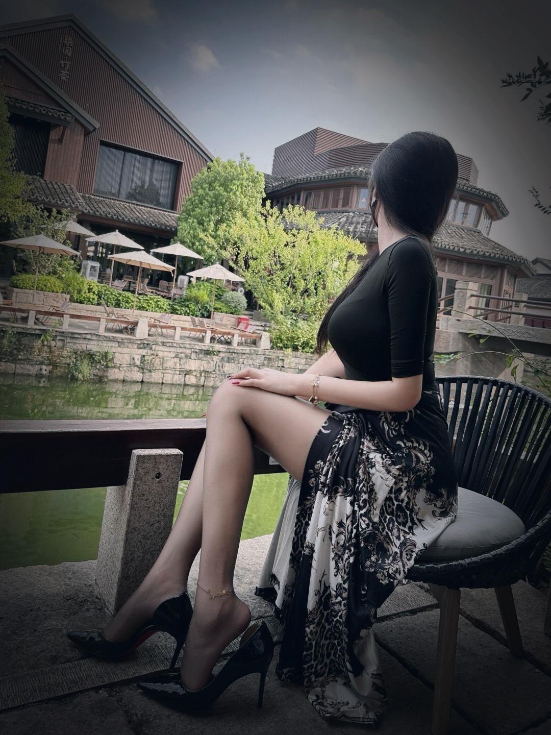 人就是那么讽刺 没钱的男人也花心 不物质的女人也没得到真心！