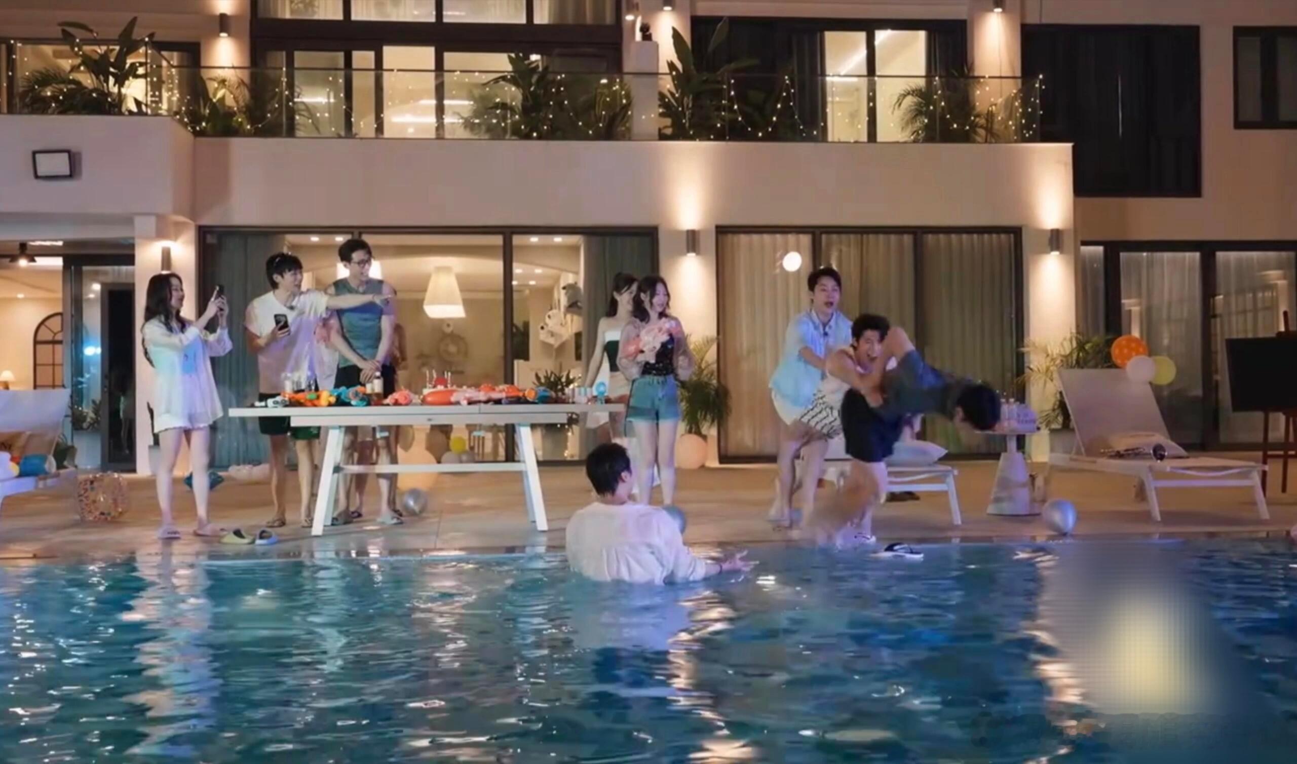 徐绿杨沙发夜聊后崩溃大哭深夜沙发谈心气氛紧绷，徐绿杨坦白内心纠结犹豫，周佑凌听完