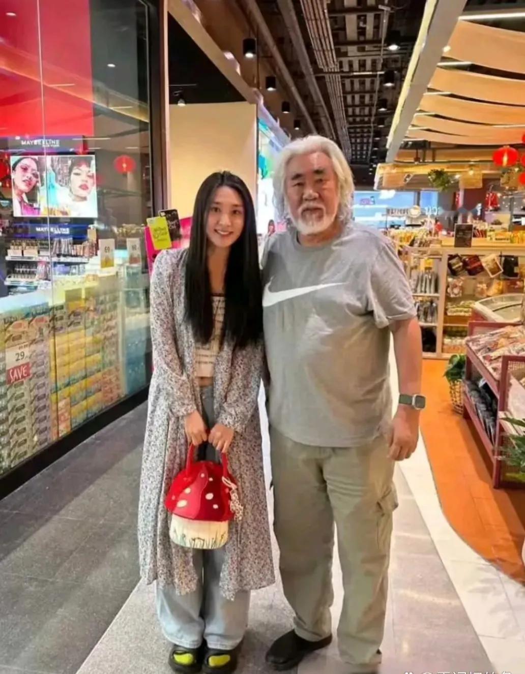 今天逛超市…
偶遇大胡子著名导演！！
大家看看，我可以当女主角吗？