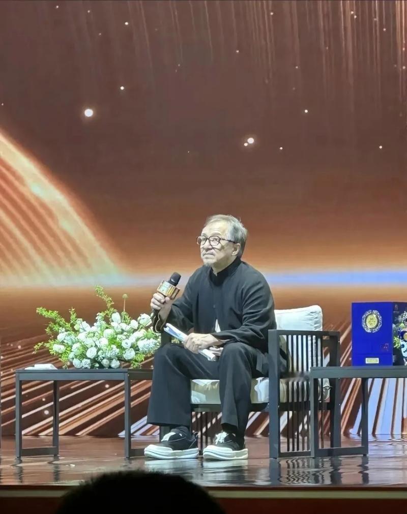 八月份的哈尔滨，谁能有这么大的排场，让各路媒体和武行兄弟齐聚一堂？
答案是一个戴