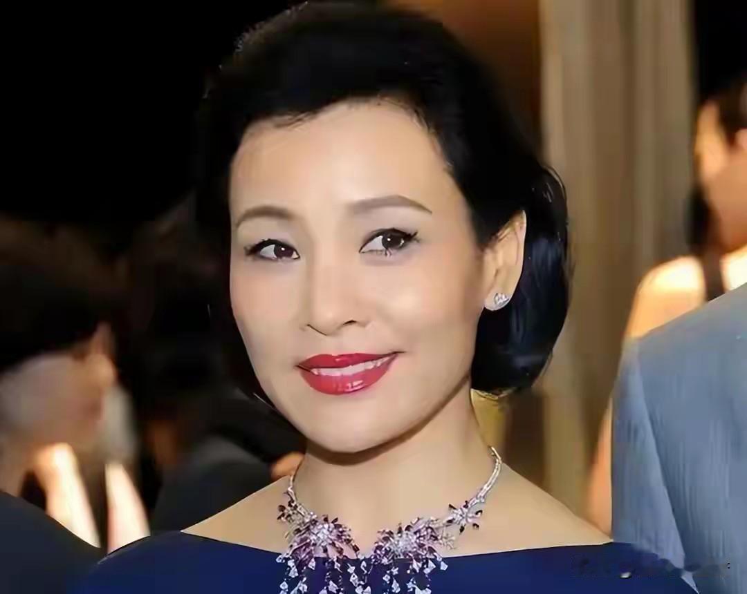陈冲的经历着实令人感慨。1979 年，《小花》火遍全国，观影人次超 3 亿，18