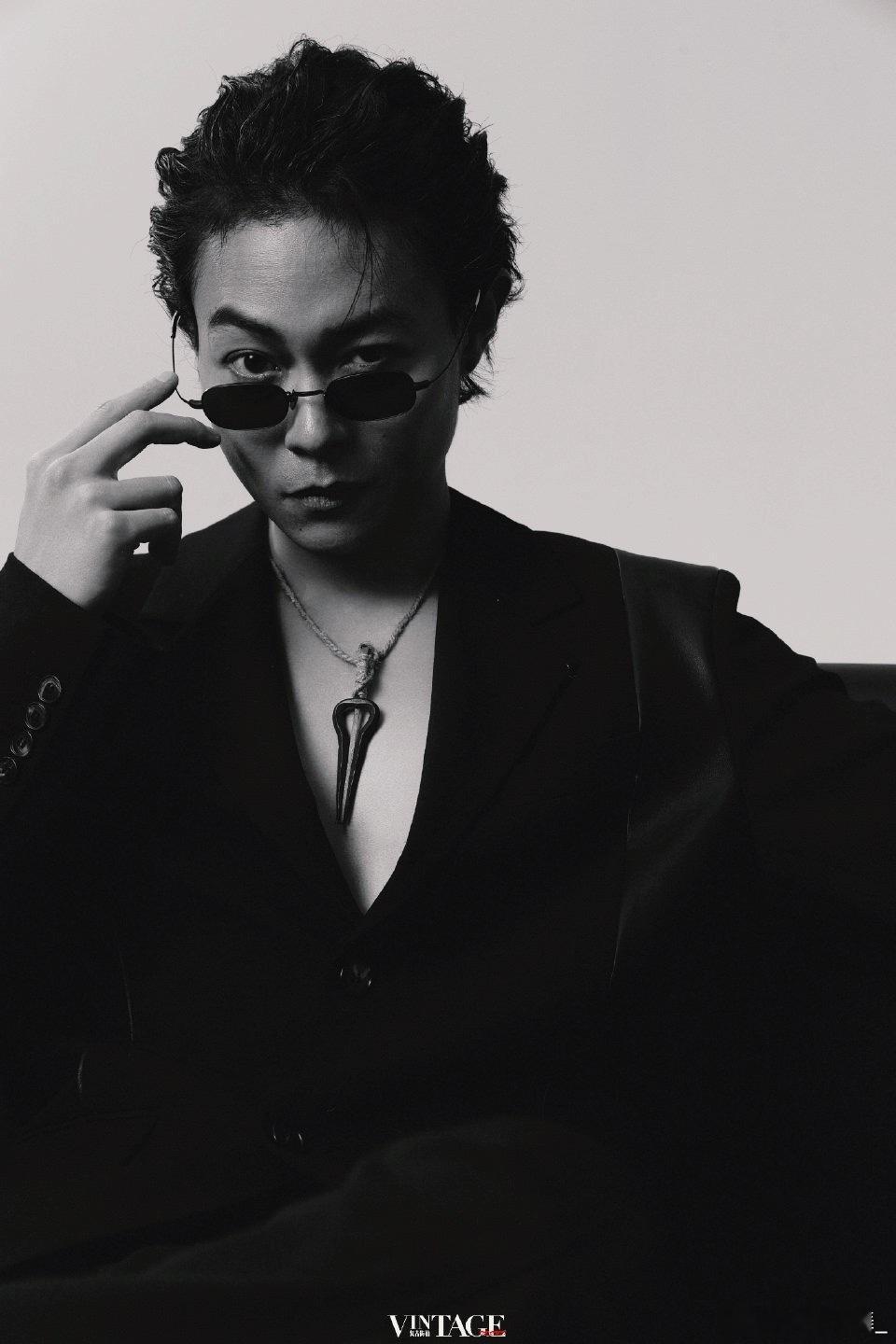 终于看清邢深的脸了董畅这组杂志大片太有质感了，白衬衫牛仔清爽利落，黑西装自带不羁