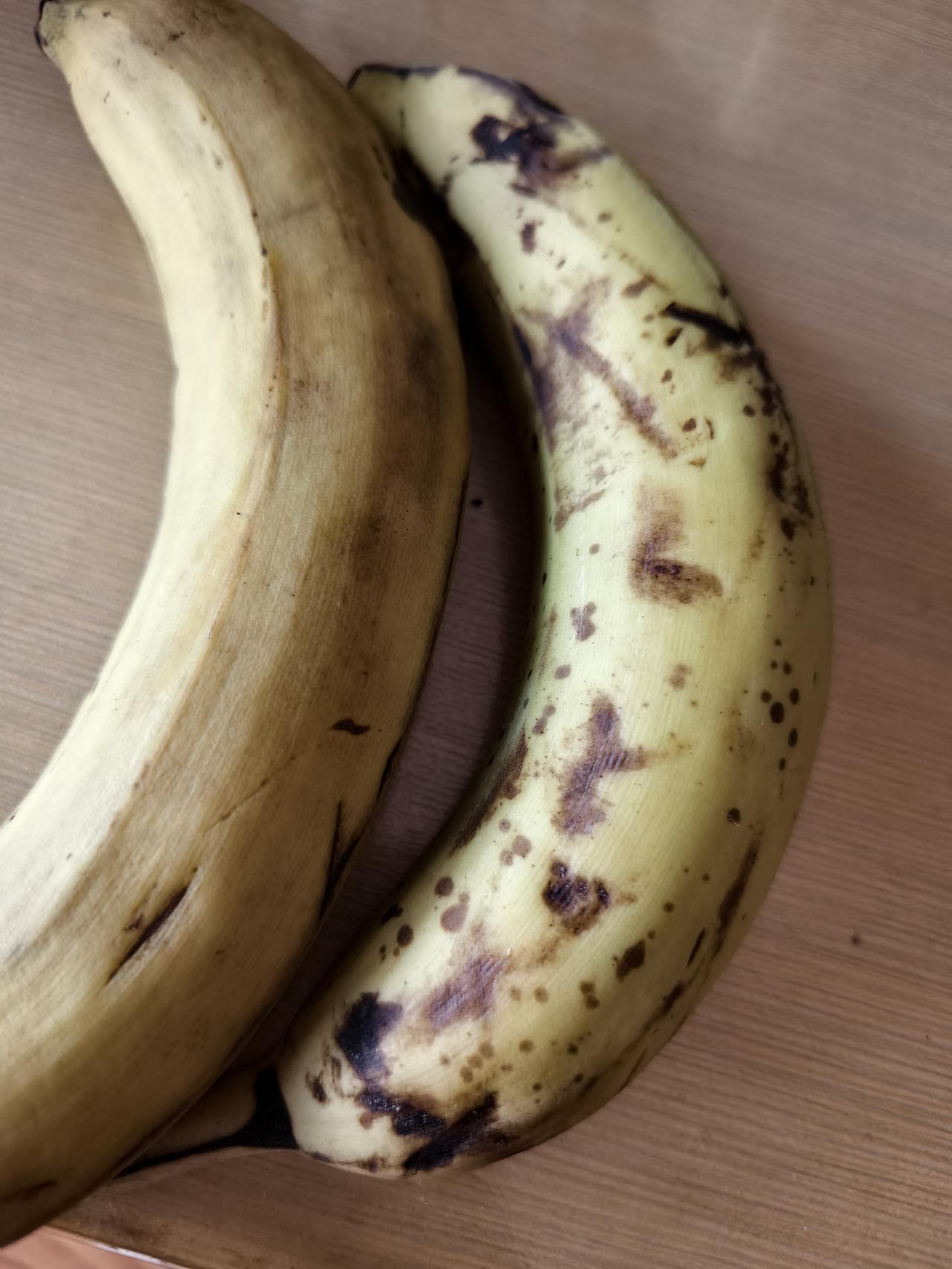 在网上同一批次买的香蕉，一种是还没黄就已经熟就可以吃的了，还比较甜。而另外一种是