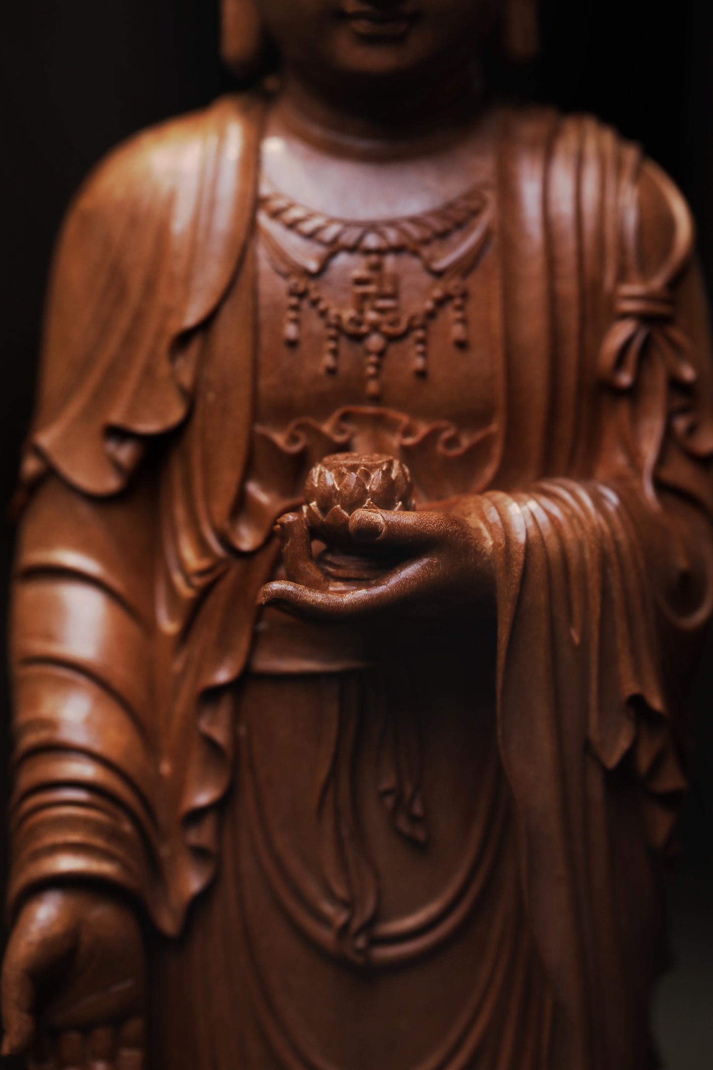 老山檀香 | 阿弥陀佛正区迈索尔老料淳化料质，造像呈立姿，人物面型圆润丰满，面目