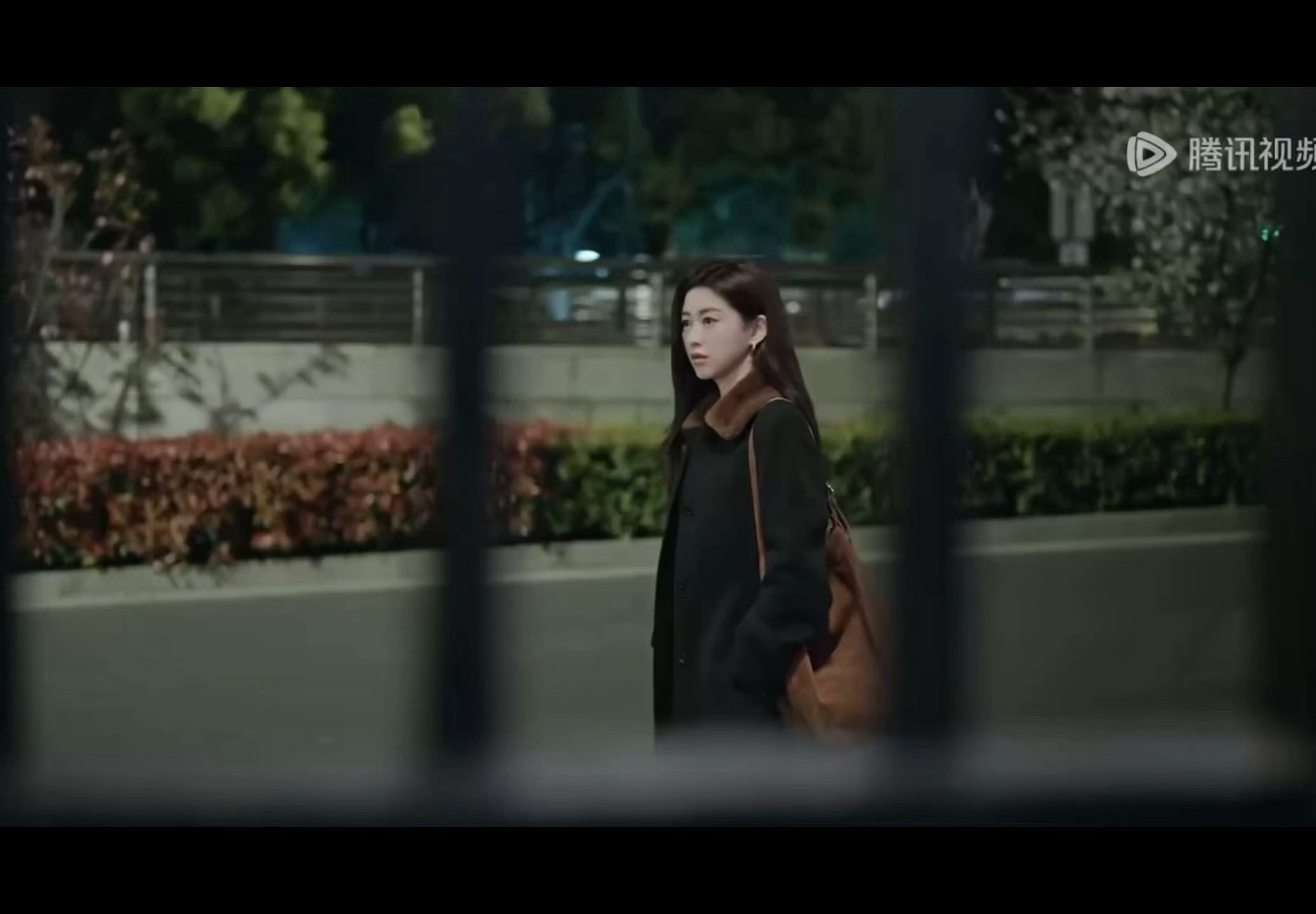 不知道朱珠笑没笑，反正我笑的，哪里找的好刻板印象的催债律师和催债小弟。 