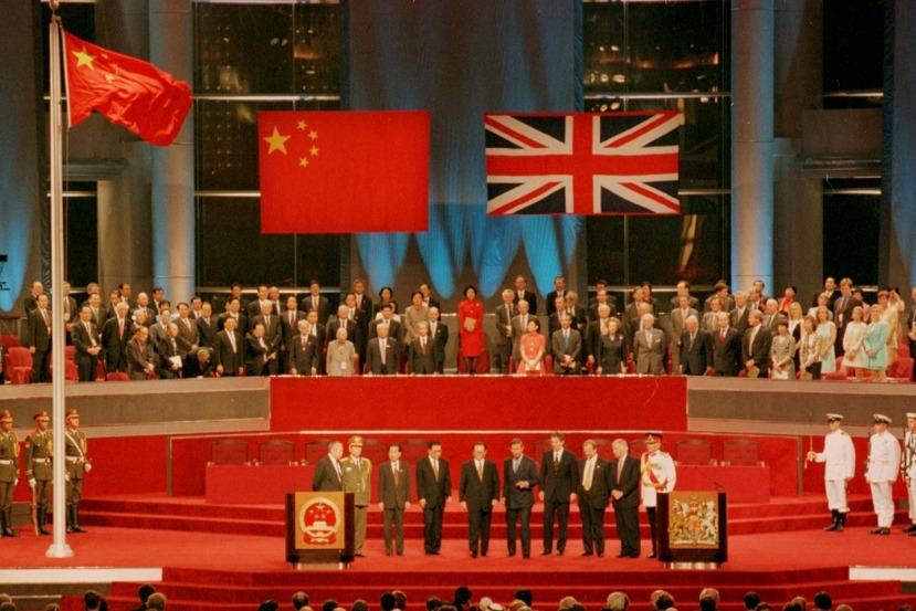 解放战争时期，香港明明能一举收回，毛主席为什么偏要按兵不动，直到几十年后，香港几