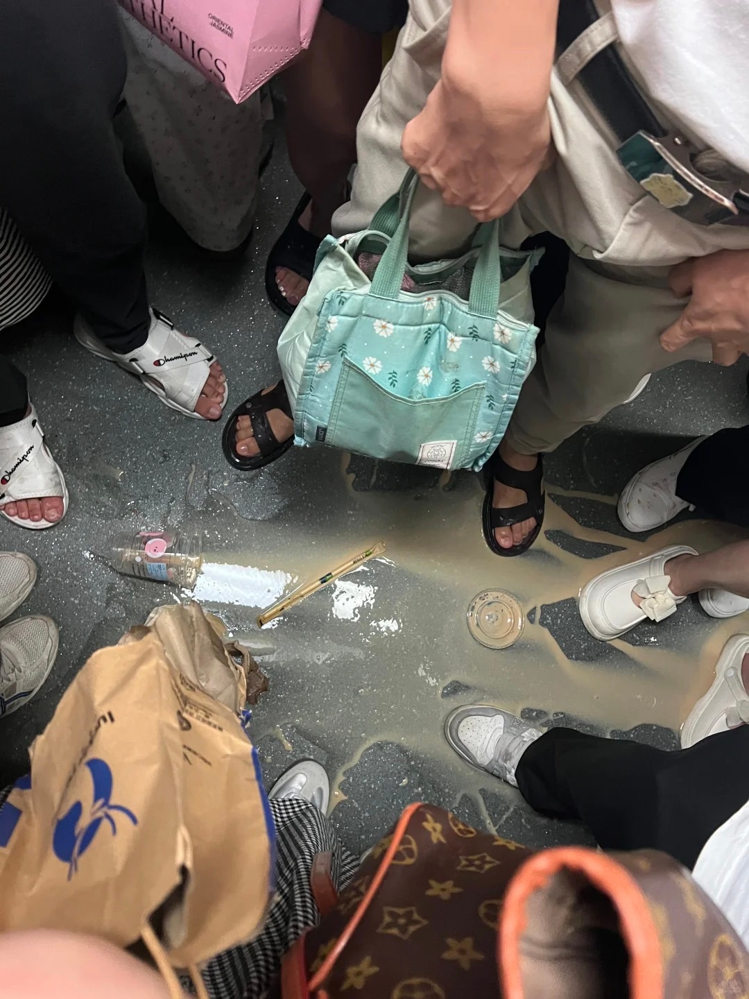 我恨这个什么破纸袋，我对不起每一位被我溅到的人 