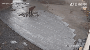 这也太缺德了。湖南邵阳，新宁县某村，刚修好的水泥路面，被一位老太太拿着锄头整整刨