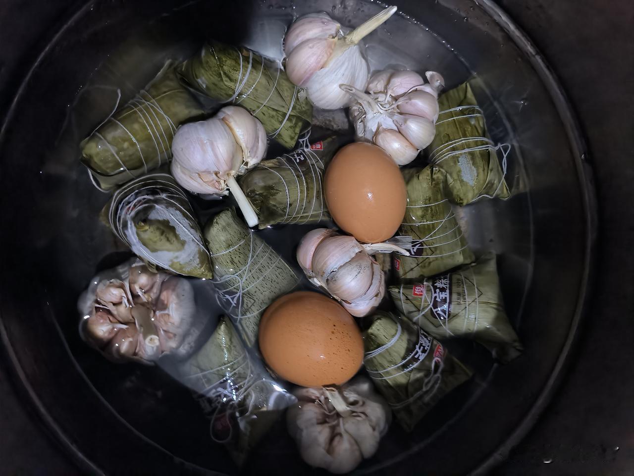 早上起来，煮粽子和鸡蛋的时候，我有点犯难了。粽子是冻的。鸡蛋很好熟，还有蒜瓣，是