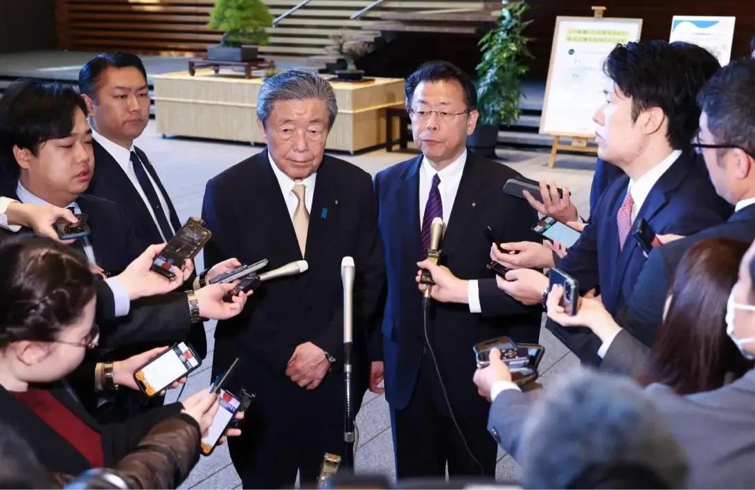 日本这是怂了还是派个大使过来探探口风？11月17日这天，日本也如果派人紧急访华，