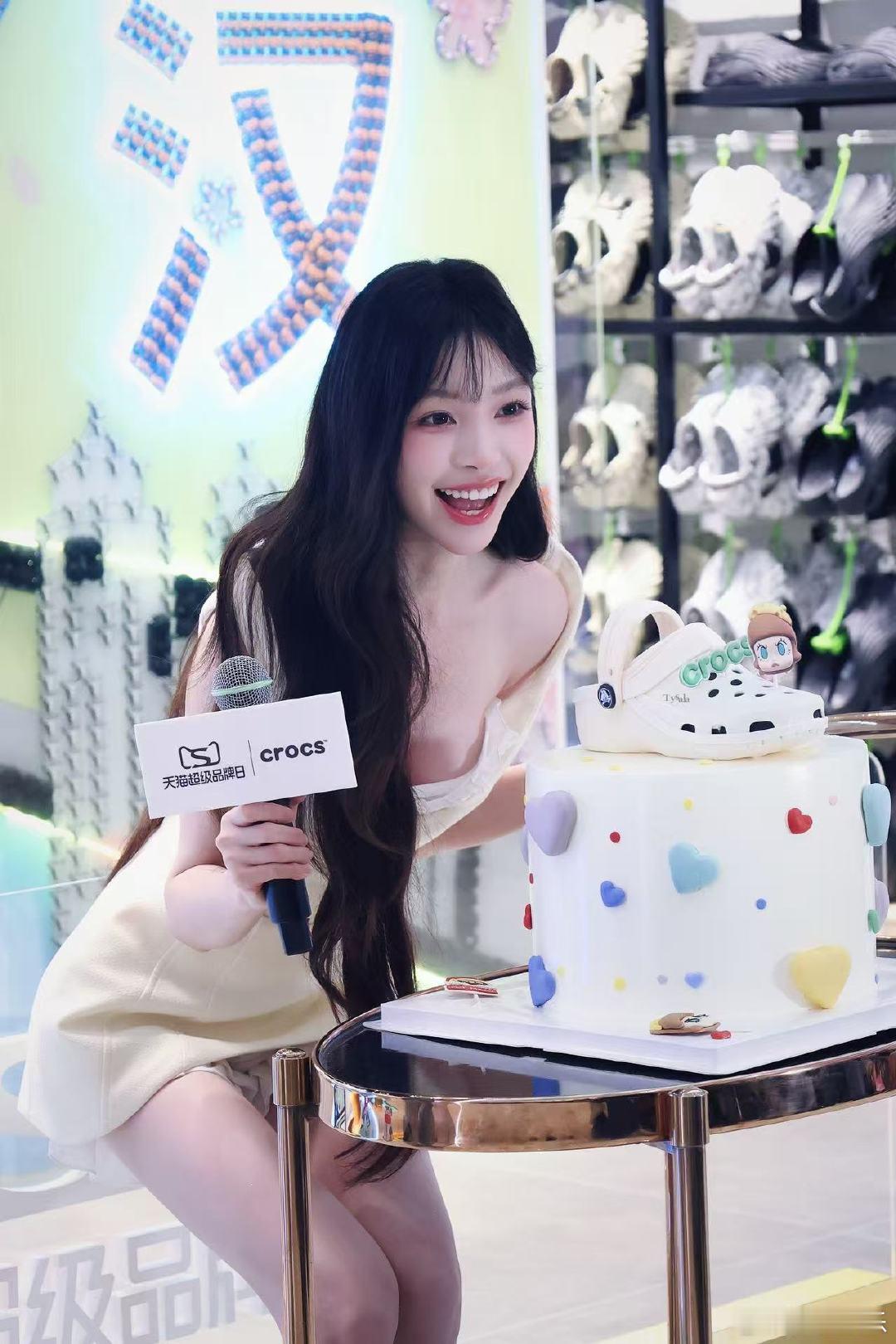 易梦玲白色翅膀 易梦玲线下活动生图 谁懂白色翅膀的魅力！易梦玲线下生图自带高光，