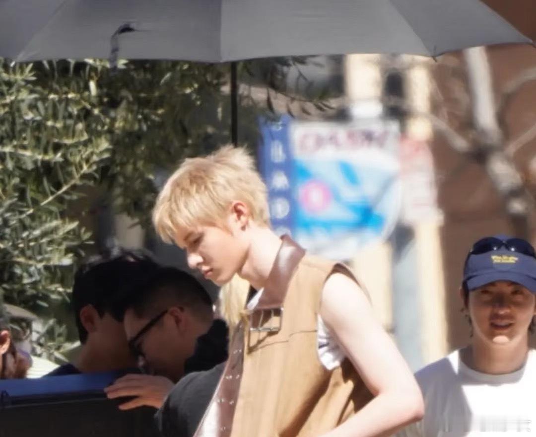 赵雨凡 金佳蓝 机场偷拍人家手机屏幕还放大研究，这届网友是不是太闲了？赵雨凡刷个