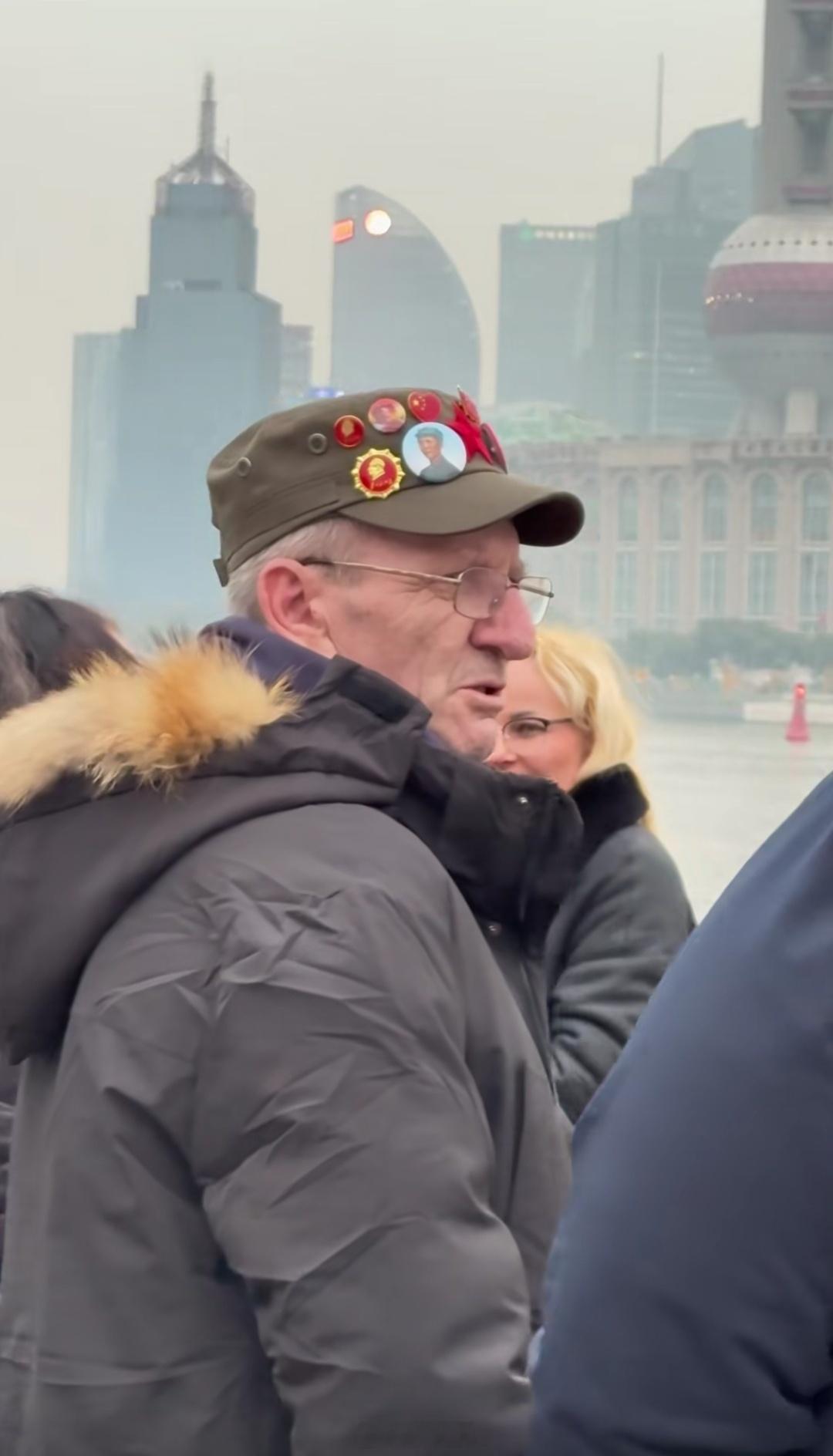 昨天，上海外滩，有网友偶遇美国退役大兵，红星帽上，别了很多教员像章，非常引人注目