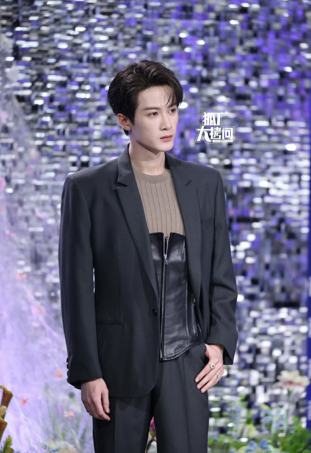 檀健次超级巅峰之夜红毯造型，黑色皮革束腰，完全主人级别的🥵 