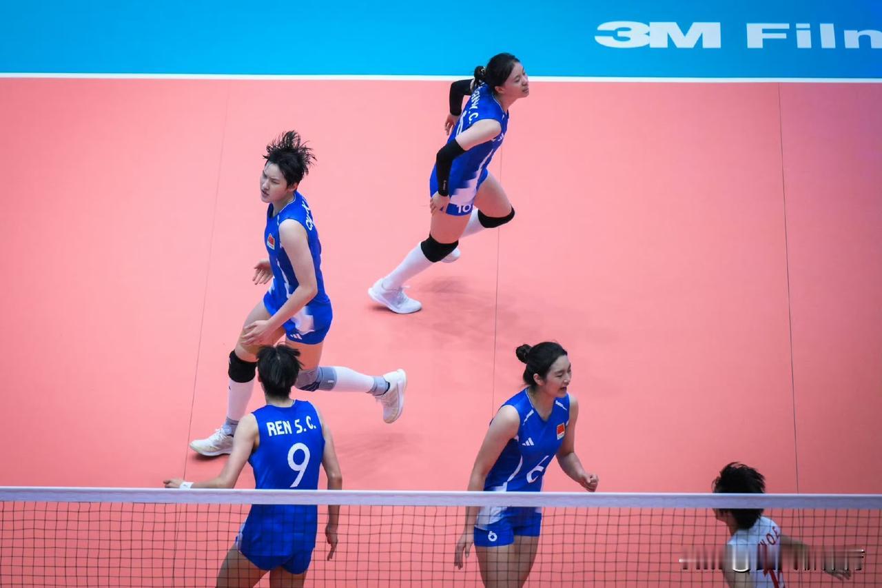 中国女排终于是酣畅淋漓赢一场日本女排了！3-0横扫，拦网依然的碾压，13-2，跟