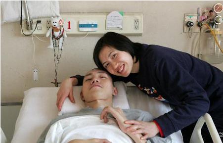 新婚刚五个月丈夫突遭高位截瘫，她苦守数年后选择离婚；可再婚后，现任丈夫竟然陪她一