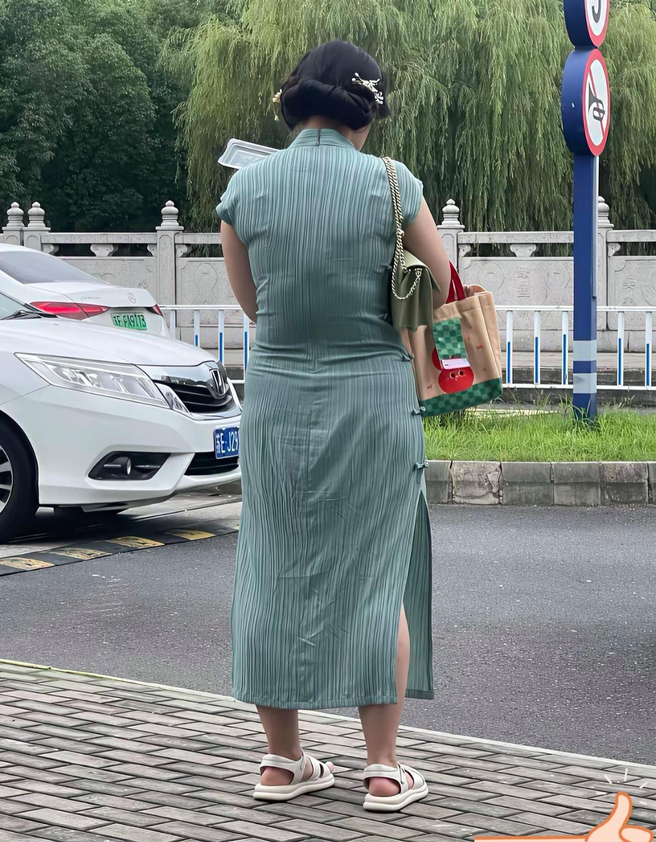路上随手拍到一位身着旗袍的姐姐
旗袍本就自带温婉韵味，
但并非人人都能驾驭。
身