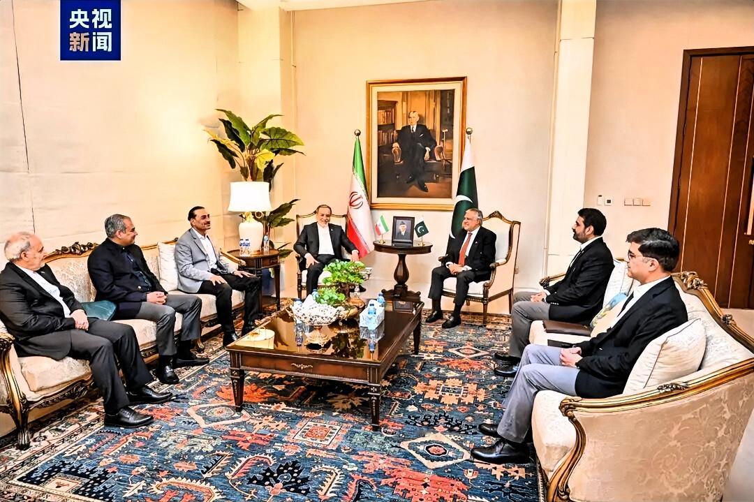 伊朗是内部分裂还是故意上演的红白脸？
伊朗外长24日抵达巴基斯坦，其实就是当面去