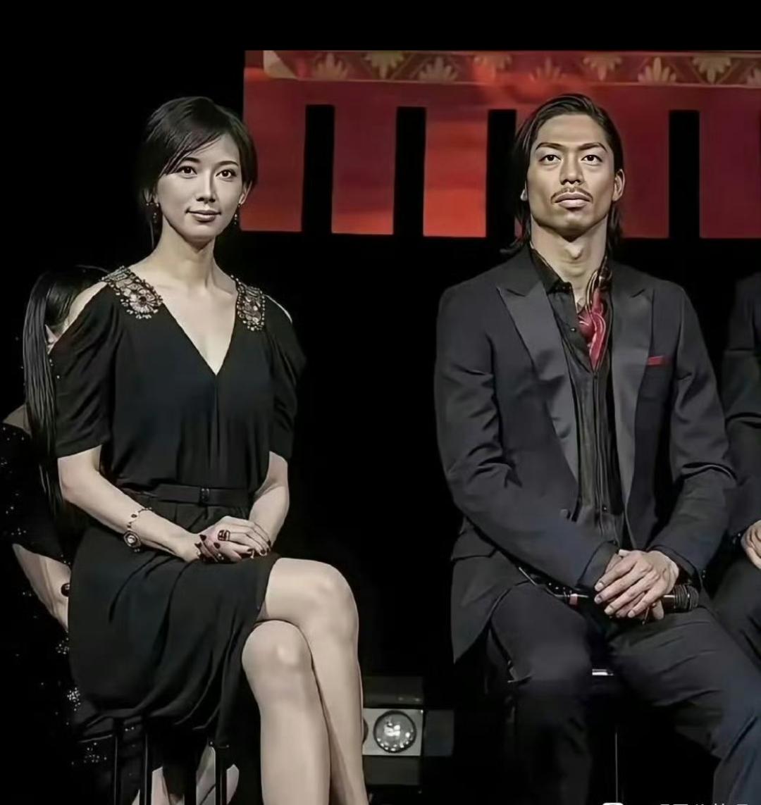 她得有多恨嫁，就是长的这样的一个男人还得是女的主动求婚人家才娶她的！
怪不得现在