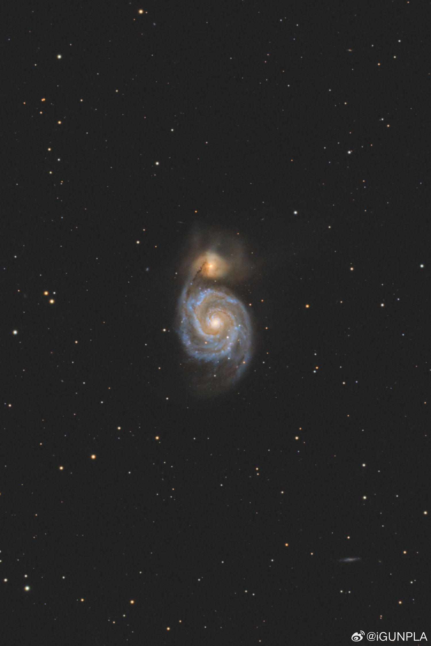 M51星云的形状是一个巨大的6