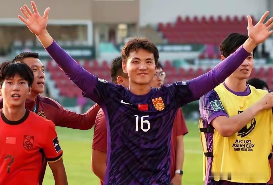 U23国足3-0越南的胜利背后，门将李昊就是那个焊死球门的定海神针！不到22岁的