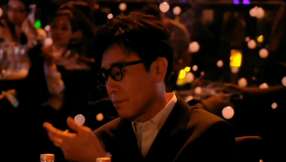 于和伟童心未泯呐，戳泡泡玩