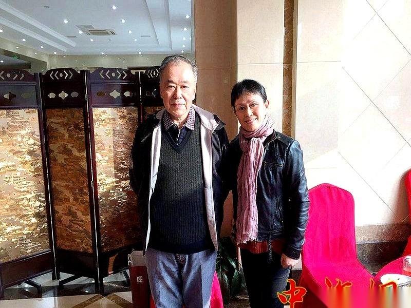 你知道人老了最残酷的是什么吗？
不是长白头发，也不是走不动路。
是那个从小护着你