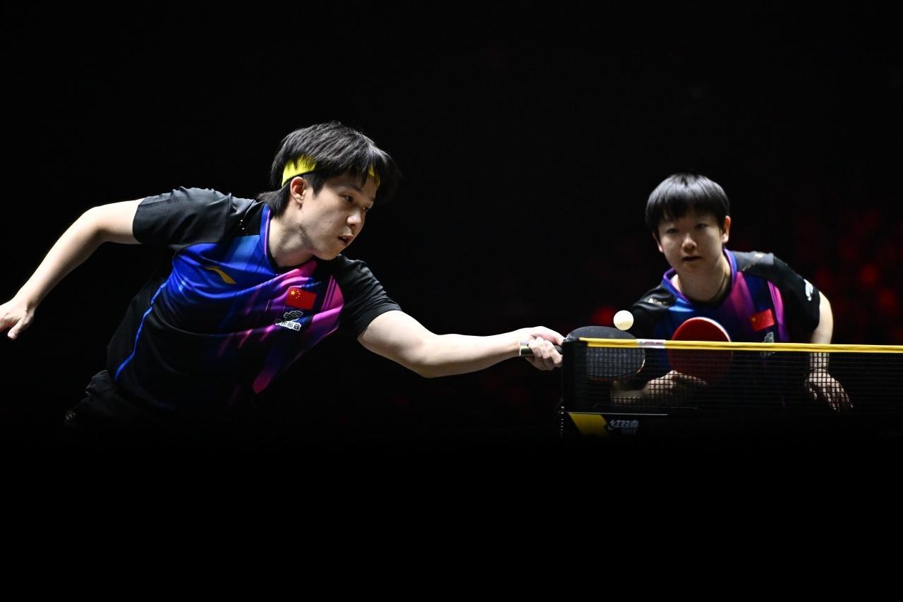 WTT中国大满贯混双决赛，王楚钦/孙颖莎组合3-0击败黄友政/陈熠组合，夺得混双