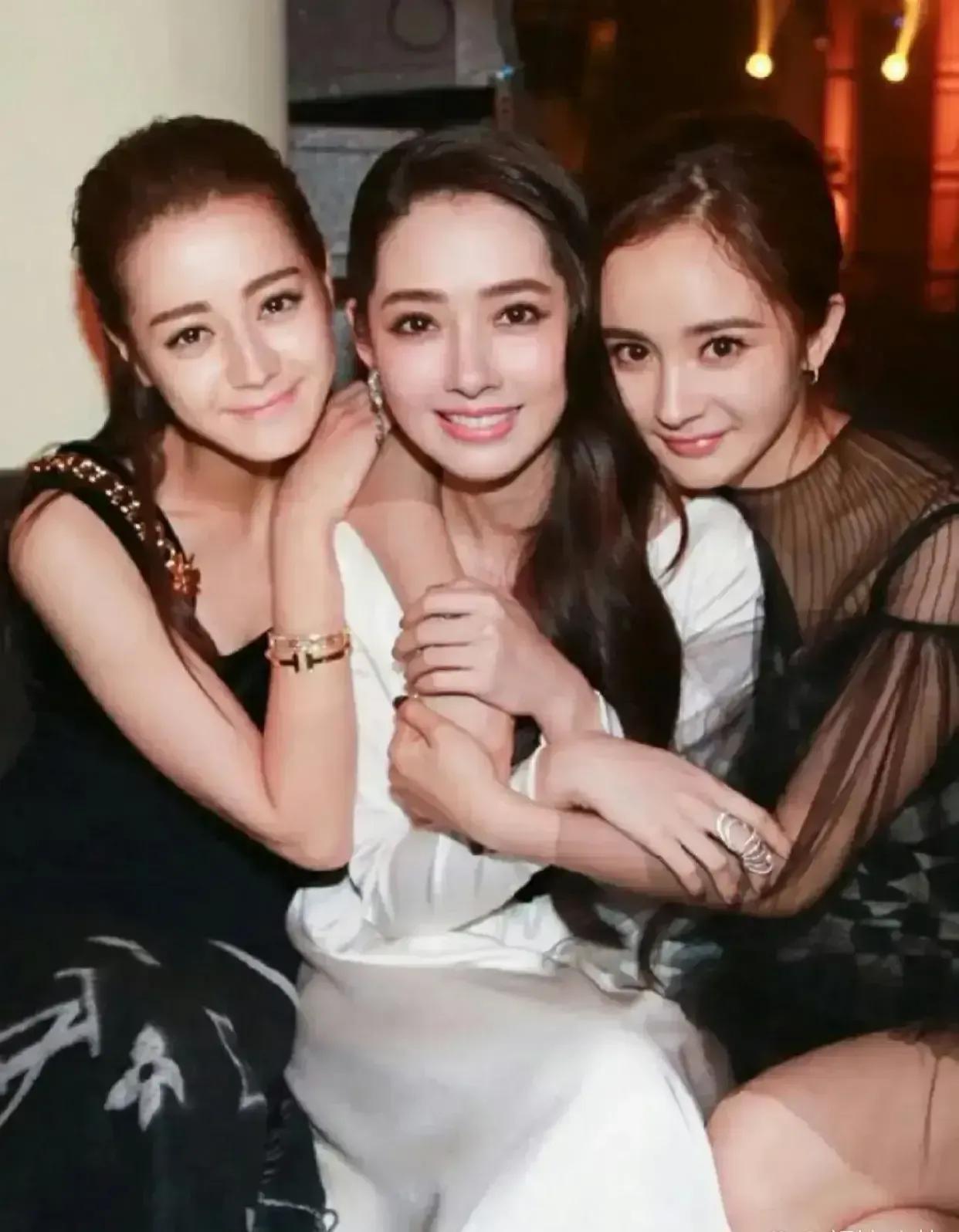 她们三个是谁啊？我咋不认识