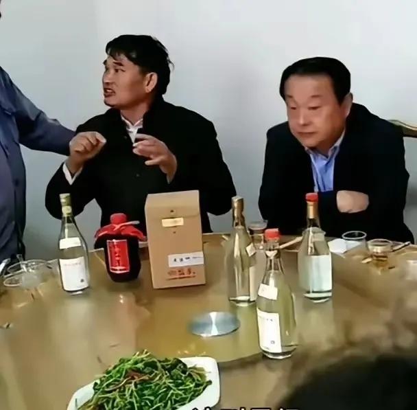 “大衣哥”朱之文没想到也是海量啊，就一盘菜桌子上这么多酒，没有个斤八的酒量，谁敢