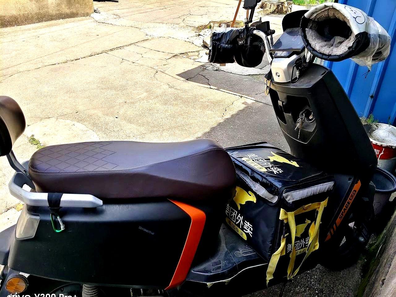 去换电瓶说好一千多，结果旧电池抵掉后付了七百多，老板一句“你车在我们店买的”就把